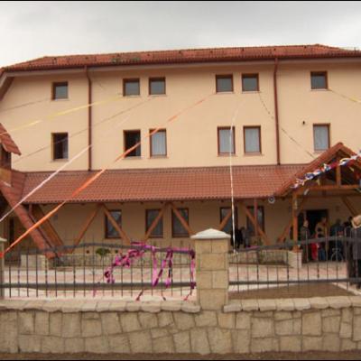 Răcăciuni: Sfinţirea casei comunităţii, a capelei şi a centrului de zi pentru copii