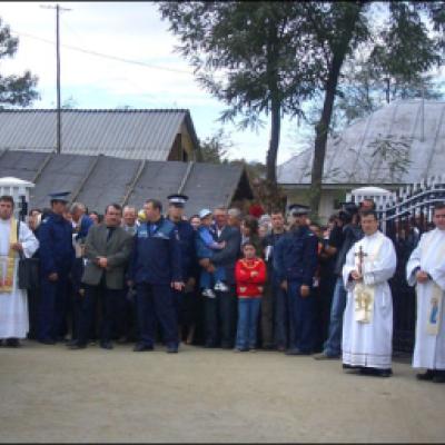 Tărâţa: Sfinţirea bisericii şi consacrarea altarului