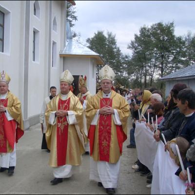 Tărâţa: Sfinţirea bisericii şi consacrarea altarului