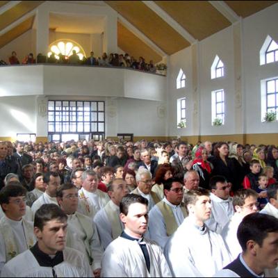 Tărâţa: Sfinţirea bisericii şi consacrarea altarului