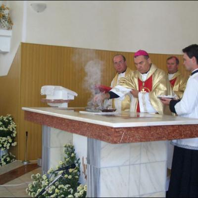 Tărâţa: Sfinţirea bisericii şi consacrarea altarului