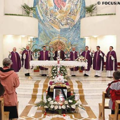 Iaşi: Liturghie cu requiem pentru Sfântul Părinte (FOCUS)