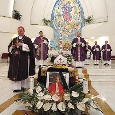 Iaşi: Liturghie cu requiem pentru Sfântul Părinte (FOCUS)