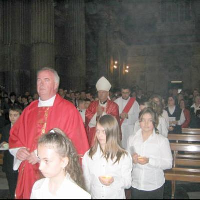 Roma: Ep. Gherghel administrează Mirul la 32 de copii şi tineri
