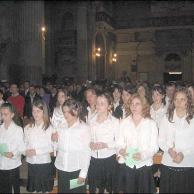 Roma: Ep. Gherghel administrează Mirul la 32 de copii şi tineri