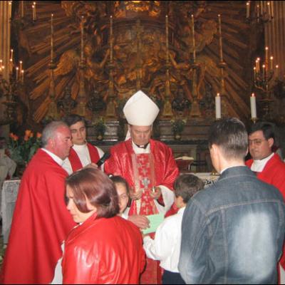 Roma: Ep. Gherghel administrează Mirul la 32 de copii şi tineri