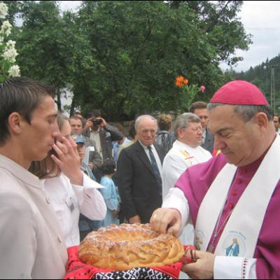 Sfinţirea bisericilor din Moineşti şi Pietrosu