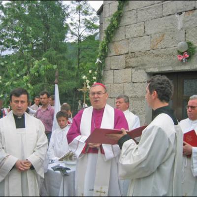 Sfinţirea bisericilor din Moineşti şi Pietrosu
