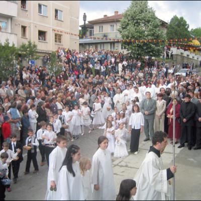 Sfinţirea bisericilor din Moineşti şi Pietrosu