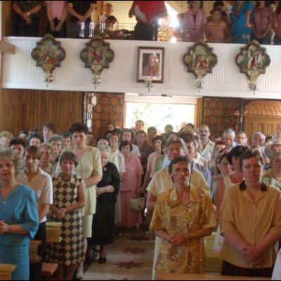 Vaslui: Sfinţirea şi dedicarea altarului bisericii "Sfinţii Apostoli Petru şi Paul"