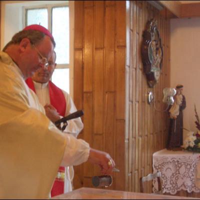 Vaslui: Sfinţirea şi dedicarea altarului bisericii "Sfinţii Apostoli Petru şi Paul"