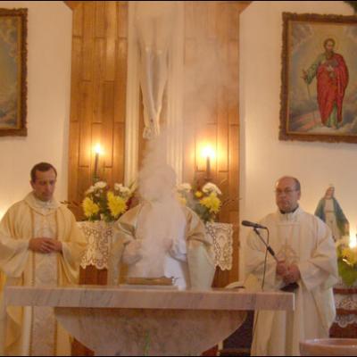 Vaslui: Sfinţirea şi dedicarea altarului bisericii "Sfinţii Apostoli Petru şi Paul"