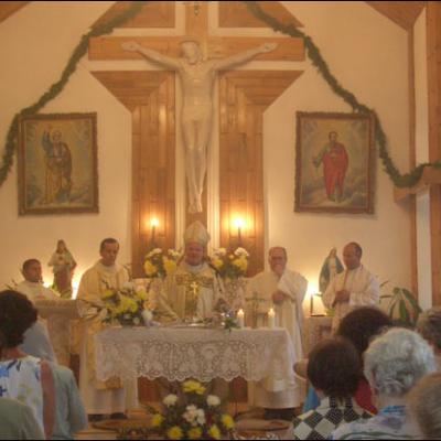 Vaslui: Sfinţirea şi dedicarea altarului bisericii "Sfinţii Apostoli Petru şi Paul"