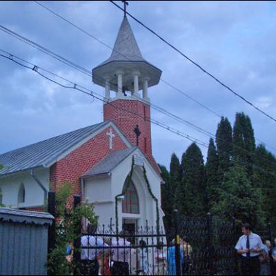 Vaslui: Sfinţirea şi dedicarea altarului bisericii "Sfinţii Apostoli Petru şi Paul"
