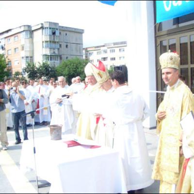 Bacău: Sfinţire de biserică