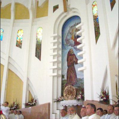 Bacău: Sfinţire de biserică