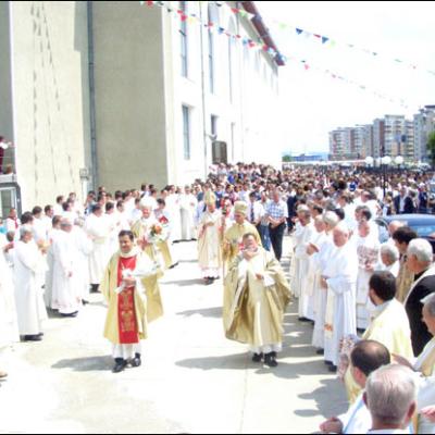 Bacău: Sfinţire de biserică