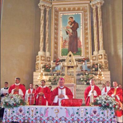 Faraoani: Celebrarea tainei Mirului şi sfinţirea temeliei pentru casa parohială