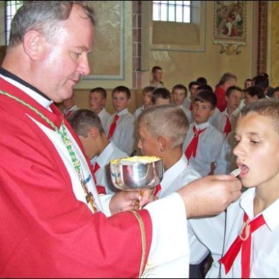 Faraoani: Celebrarea tainei Mirului şi sfinţirea temeliei pentru casa parohială