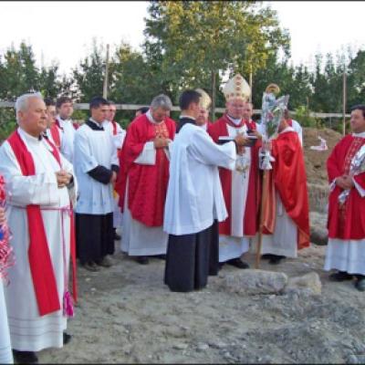 Faraoani: Celebrarea tainei Mirului şi sfinţirea temeliei pentru casa parohială