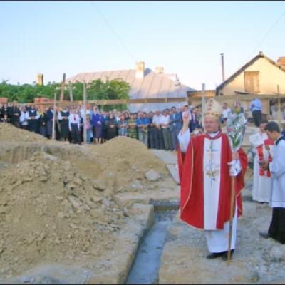 Faraoani: Celebrarea tainei Mirului şi sfinţirea temeliei pentru casa parohială