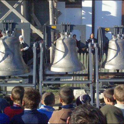 Satu Nou: Sfinţirea a trei clopote aduse din Italia pentru biserica nouă