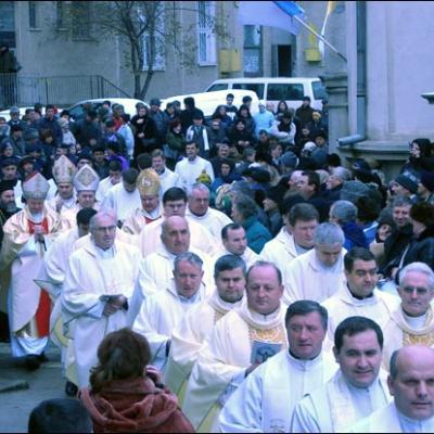 Bacău: Sfinţirea bisericii "Sfinţii Petru şi Paul"