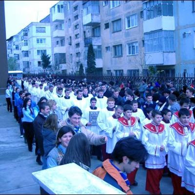 Bacău: Sfinţirea bisericii "Sfinţii Petru şi Paul"
