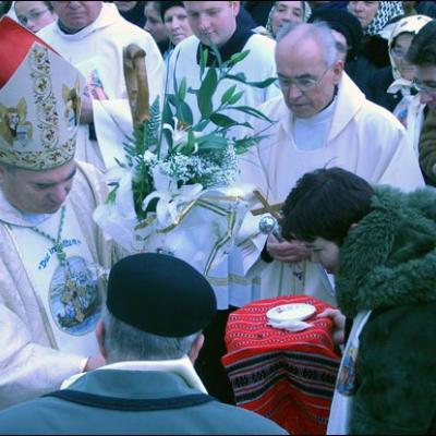 Bacău: Sfinţirea bisericii "Sfinţii Petru şi Paul"