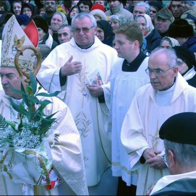 Bacău: Sfinţirea bisericii "Sfinţii Petru şi Paul"