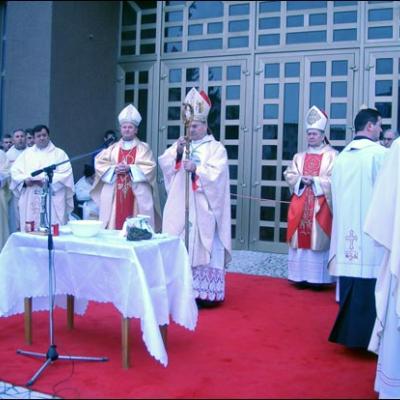 Bacău: Sfinţirea bisericii "Sfinţii Petru şi Paul"