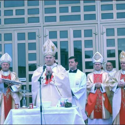 Bacău: Sfinţirea bisericii "Sfinţii Petru şi Paul"
