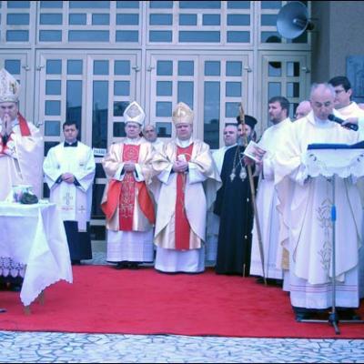 Bacău: Sfinţirea bisericii "Sfinţii Petru şi Paul"