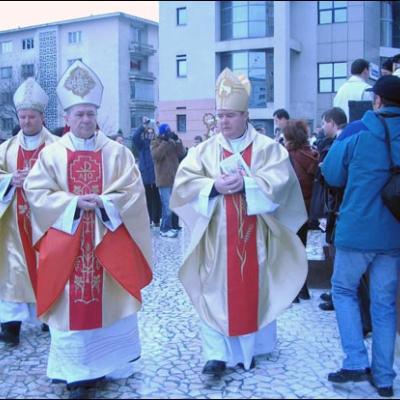 Bacău: Sfinţirea bisericii "Sfinţii Petru şi Paul"