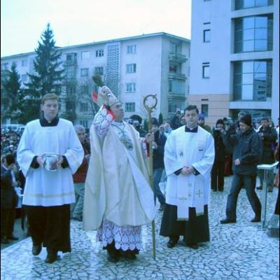 Bacău: Sfinţirea bisericii "Sfinţii Petru şi Paul"