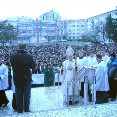 Bacău: Sfinţirea bisericii "Sfinţii Petru şi Paul"