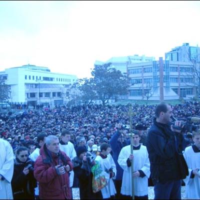 Bacău: Sfinţirea bisericii "Sfinţii Petru şi Paul"