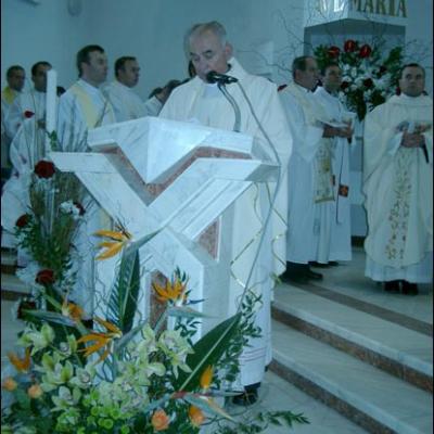Bacău: Sfinţirea bisericii "Sfinţii Petru şi Paul"