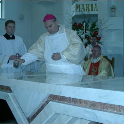 Bacău: Sfinţirea bisericii "Sfinţii Petru şi Paul"