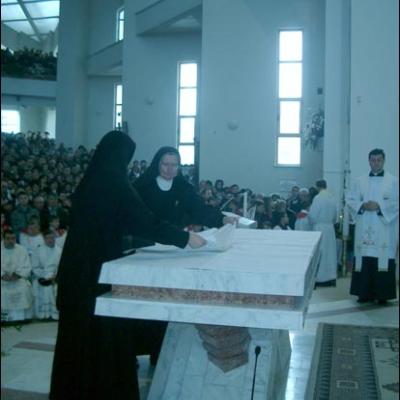 Bacău: Sfinţirea bisericii "Sfinţii Petru şi Paul"