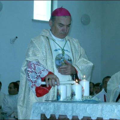 Bacău: Sfinţirea bisericii "Sfinţii Petru şi Paul"