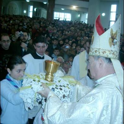 Bacău: Sfinţirea bisericii "Sfinţii Petru şi Paul"
