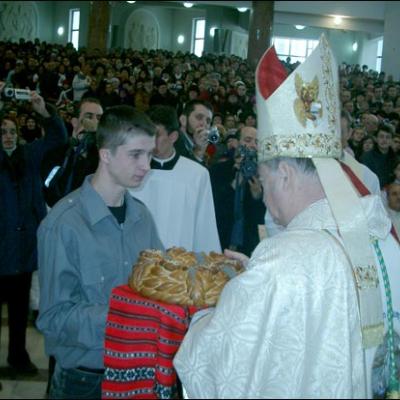 Bacău: Sfinţirea bisericii "Sfinţii Petru şi Paul"