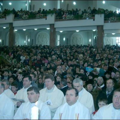 Bacău: Sfinţirea bisericii "Sfinţii Petru şi Paul"