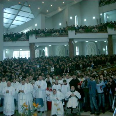 Bacău: Sfinţirea bisericii "Sfinţii Petru şi Paul"
