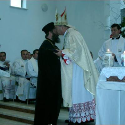 Bacău: Sfinţirea bisericii "Sfinţii Petru şi Paul"