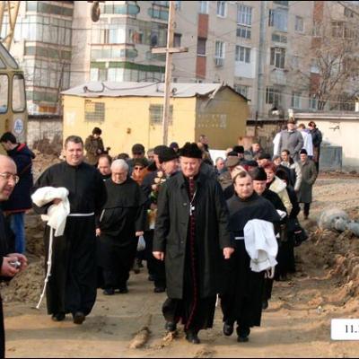 Galaţi: Sfinţirea pietrei de temelie a bisericii "Sfânta Fecioară Maria Regină"