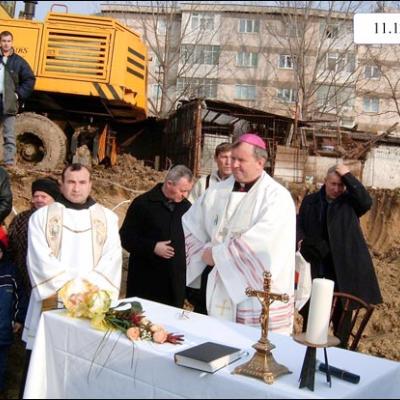 Galaţi: Sfinţirea pietrei de temelie a bisericii "Sfânta Fecioară Maria Regină"