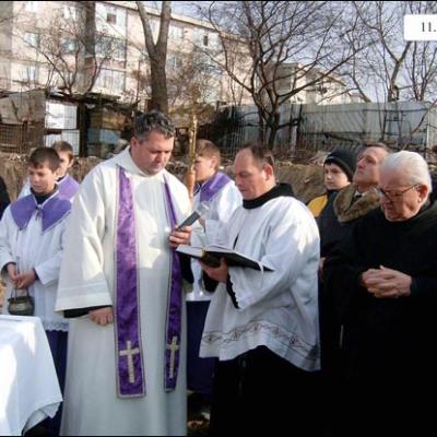 Galaţi: Sfinţirea pietrei de temelie a bisericii "Sfânta Fecioară Maria Regină"