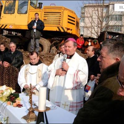 Galaţi: Sfinţirea pietrei de temelie a bisericii "Sfânta Fecioară Maria Regină"